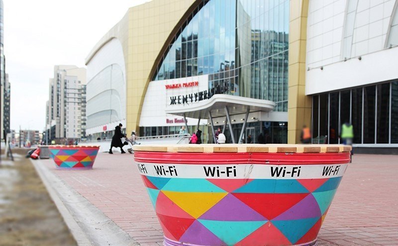 Скамейки с Wi-Fi появились на Петергофском шоссе