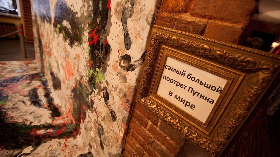 Автор «самого большого портрета Путина» и «Радужного Милонова» попросил убежища во Франции