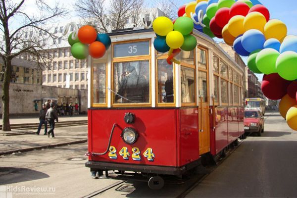 Путешествие на ретротрамвае в День смеха