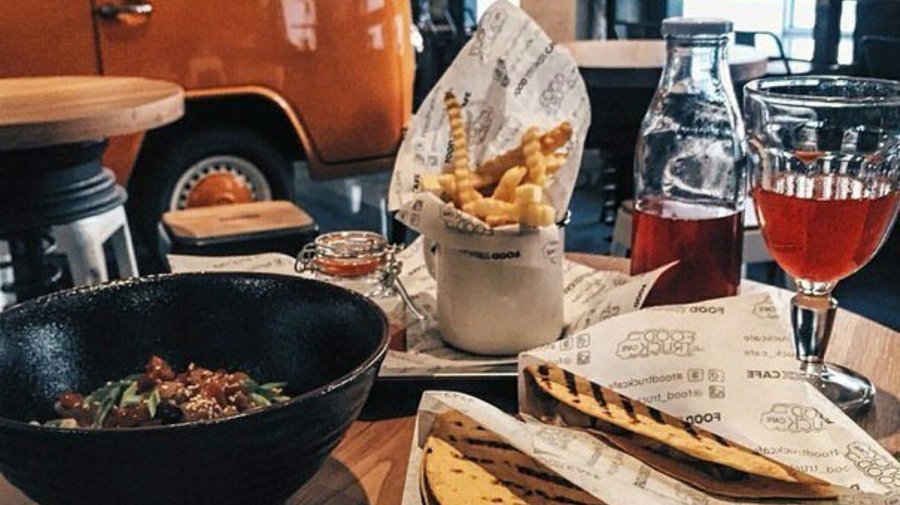 Food Truck Cafe с фудтраком внутри