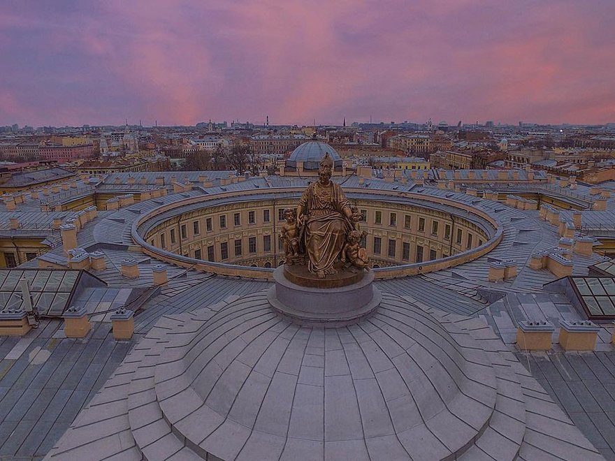 Гигантское кольцо в центре города