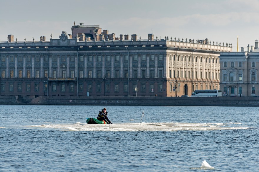 По Неве на льдине: как петербуржец путешествовал на необычном плоту