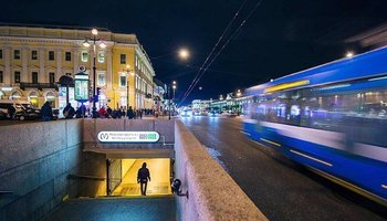 Как дешево перемещаться по городу ночью, когда мосты разведены