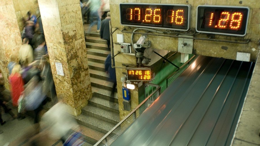В петербургском метро устанавливают часы с обратным отсчетом времени