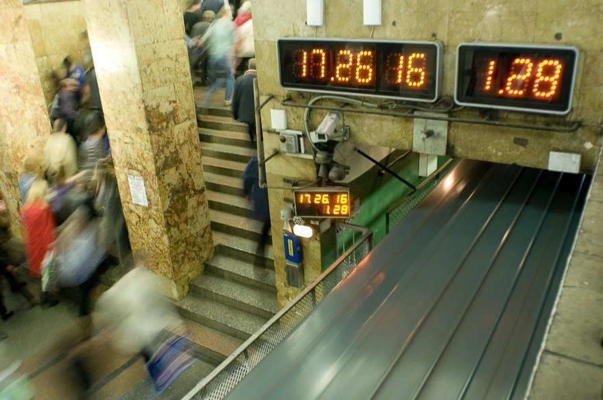 В петербургском метро устанавливают часы с обратным отсчетом времени ...