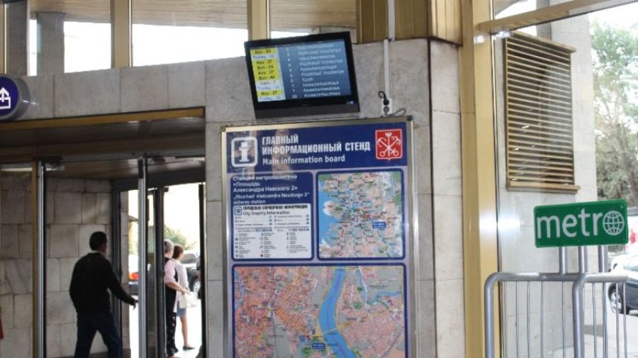 В Петербургском метро появились табло прибытия поезда и автобусов