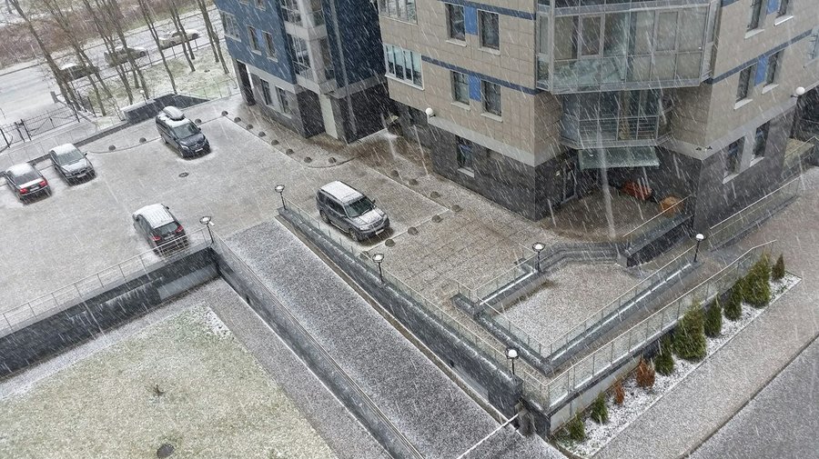 Фото дня: апрельский град в Петербурге