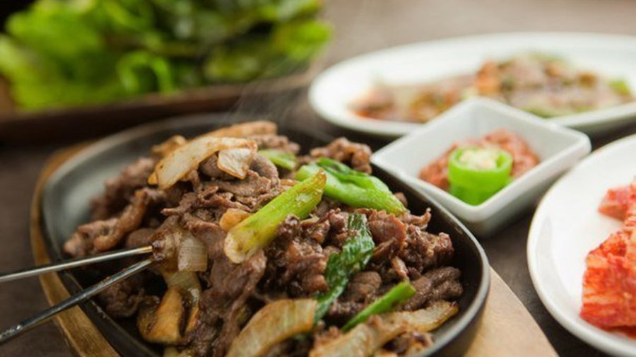 Ресторан Korean BBQ Grill с грилем на столах