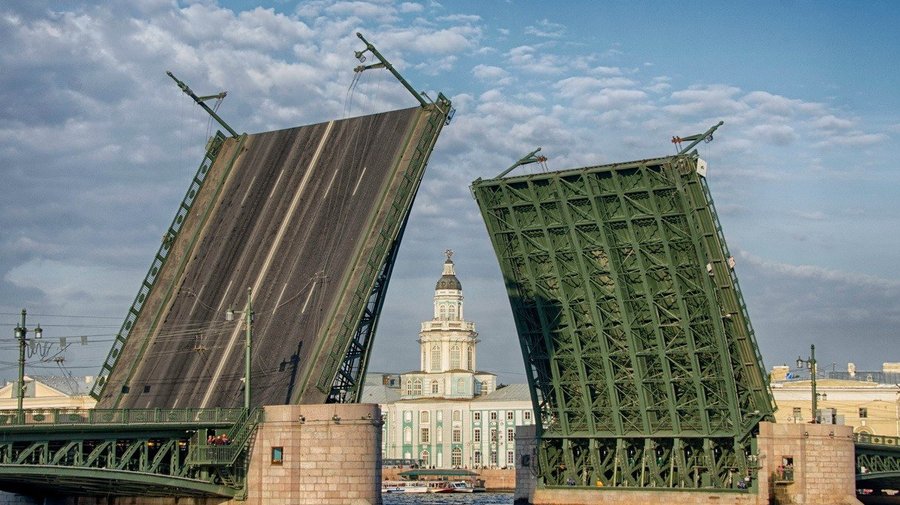 Дворцовый мост хотят разводить днем для туристов