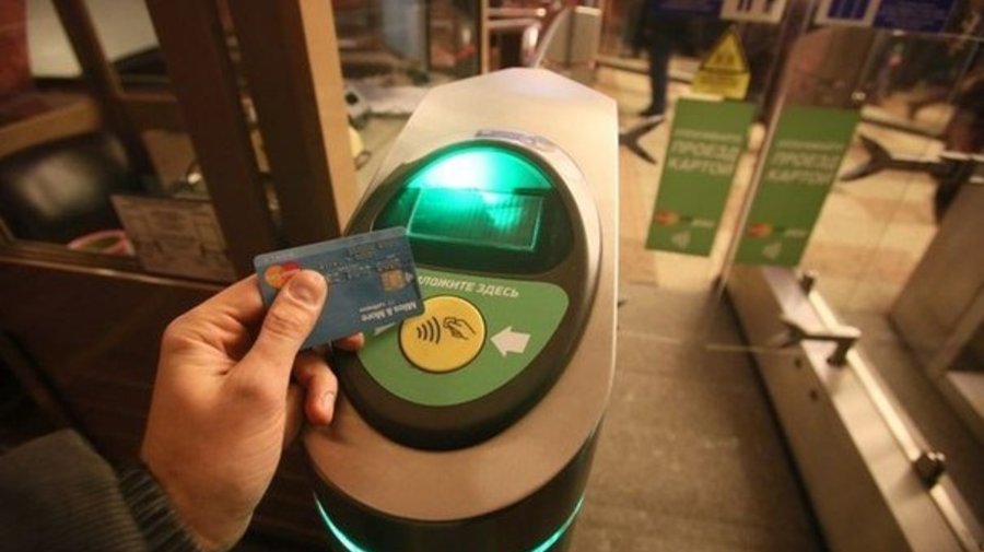 В метро установят новые турникеты для оплаты проезда банковской картой