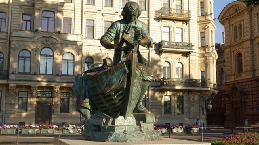 Памятник Петру I-плотнику