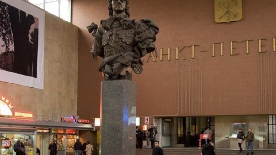Бюст Петра I на Московском вокзале