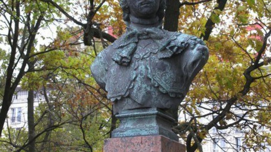Бюст Петра I у домика Петра I