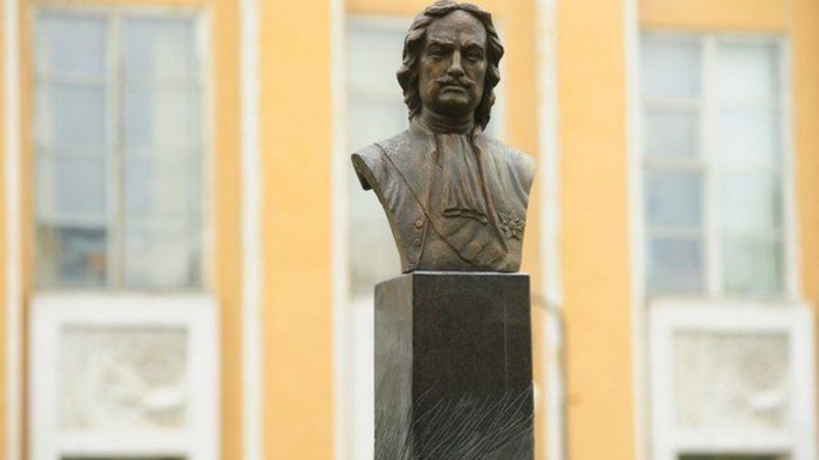 Бюст Петра I в Ботаническом саду