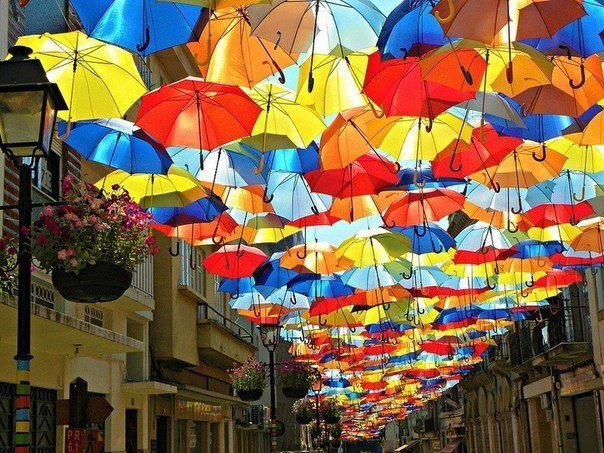Инсталляция «Аллея парящих зонтиков»