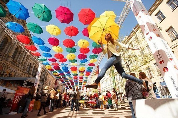 Городская инсталляция «Аллея парящих зонтиков»