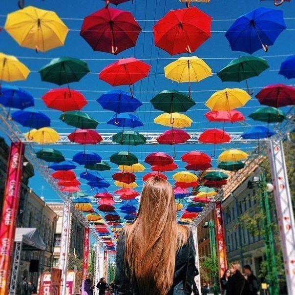 Инсталляция «Аллея парящих зонтиков» 