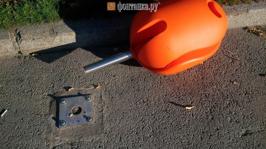 Петербуржцы справились с антивандальными стульями-тюльпанами