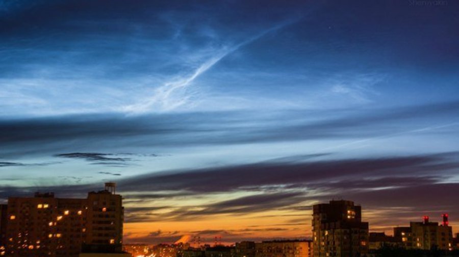 В небе над Петербургом наблюдали серебристые облака