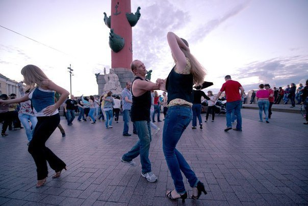 танец в питере на площади