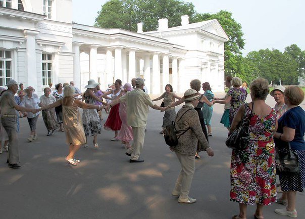 танец в питере на площади