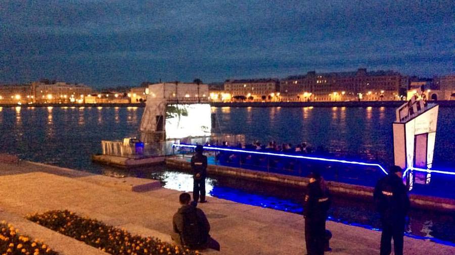 Фото дня: Петербург заполонили кинотеатры на воде
