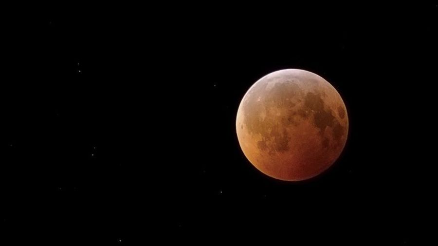 На небосводе появится лунный диск, окутанный золотым и красноватым свечением