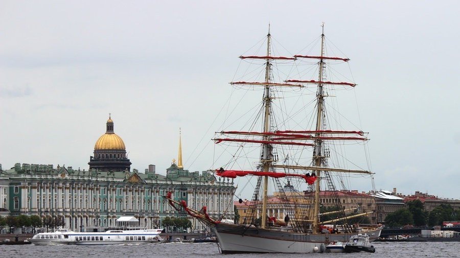 Главный символ «Алых парусов» — парусник Tre Kronor — прибыл в город на Неве