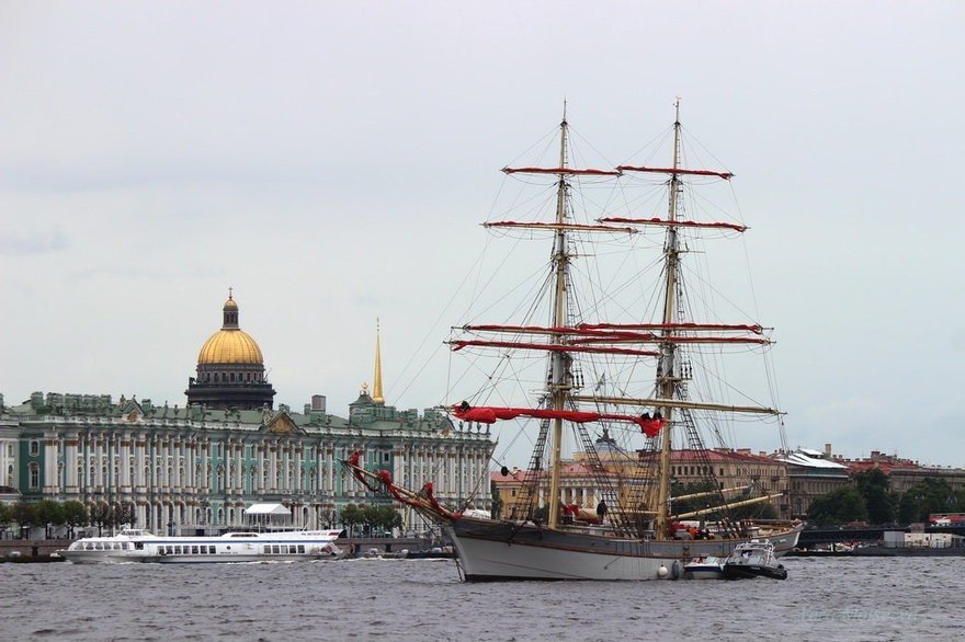 Главный символ «Алых парусов» — парусник Tre Kronor — прибыл в город на Неве
