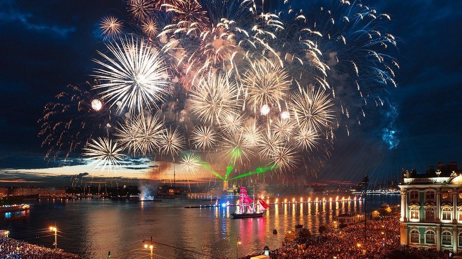С Троицкого моста впервые дадут яркий фейерверк