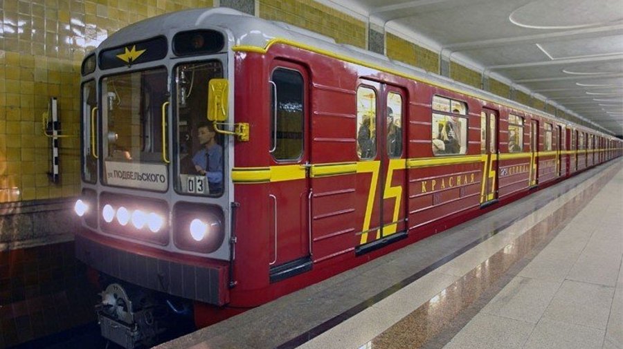 В петербургском метро появится поезд «Красная стрела»