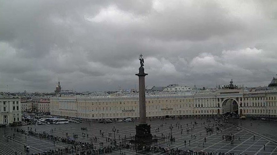 Под дождем за бесплатными билетами в Эрмитаж выстроилась гигантская очередь