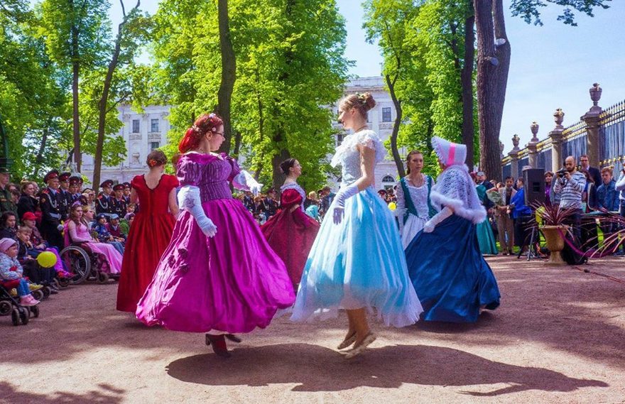 Старинные танцы в парке