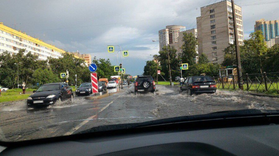 Ливень превратил улицы Петербурга в каналы