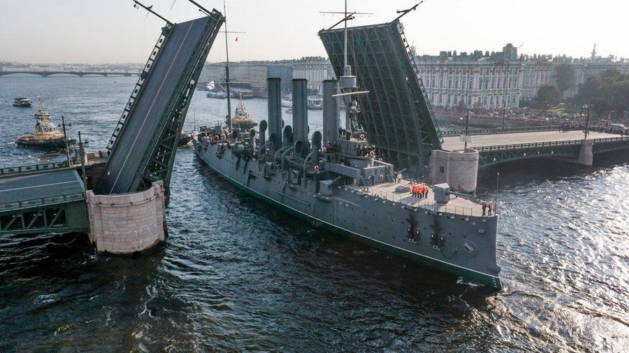 «Аврора» вернется в Петербург под покровом ночи