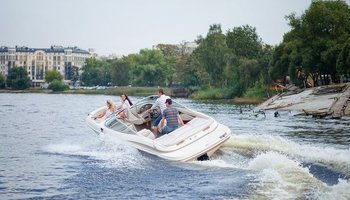 Где Петербурге взять катер напрокат