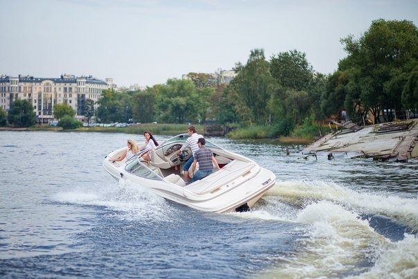 Где Петербурге взять катер напрокат