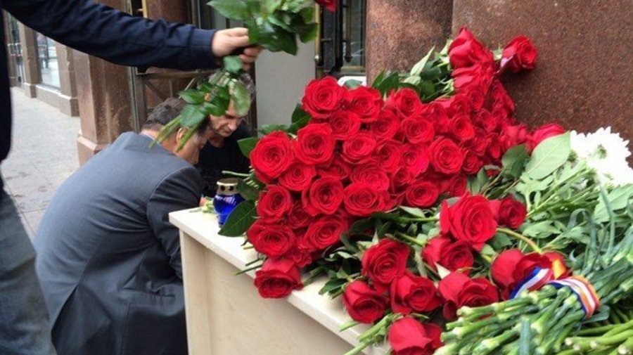 Петербуржцы несут цветы к генконсульству Франции