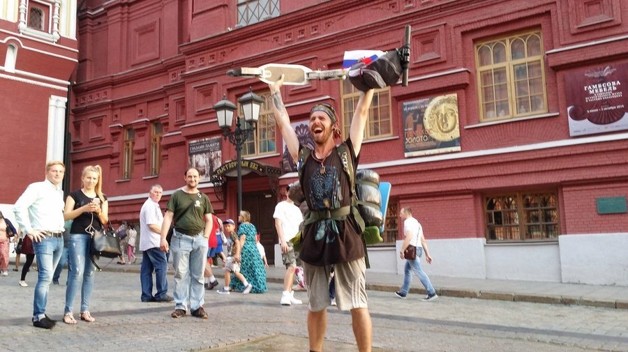 Петербуржец на самокате добрался из Петербурга в Москву