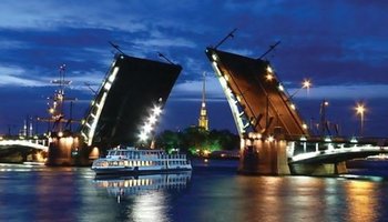 Рестораны и клубы на кораблях, которые ночью катают по Неве