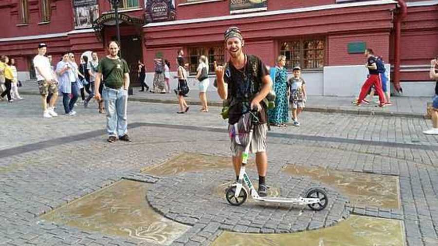 Петербуржца наградят за путешествие на самокате из Петербурга в Москву