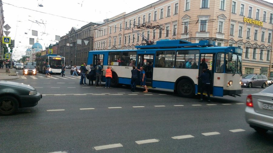 В Петербурге кондуктор и пассажиры толкали троллейбус