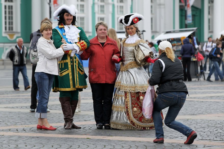 Двойников Петра I избивают конкуренты 