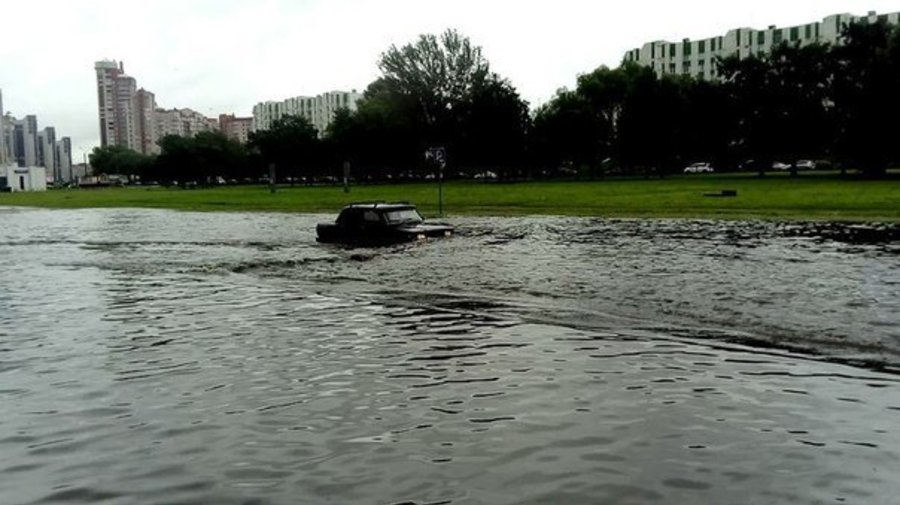 С утра улицы в городе затопило