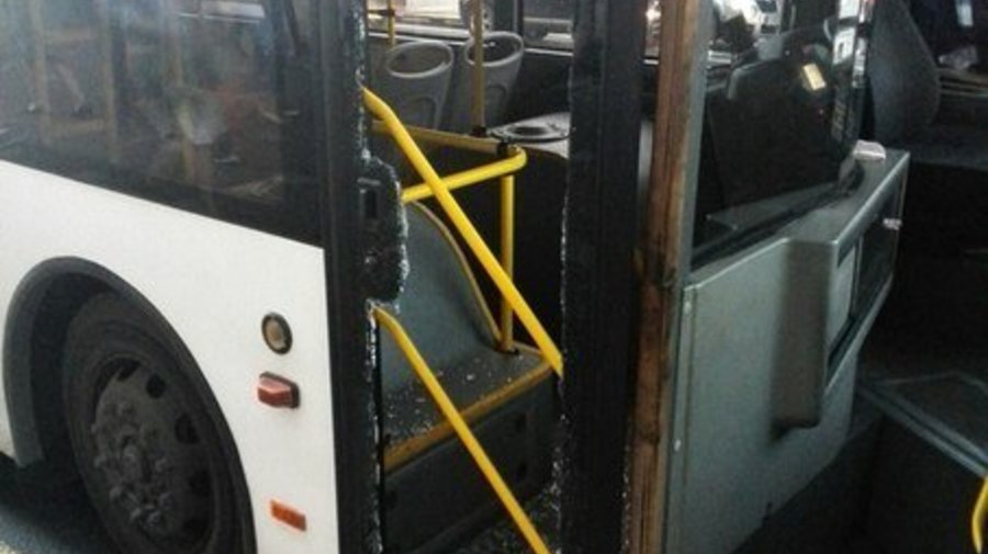 Опаздывающая на «Сапсан» девушка разбила дверь автобуса