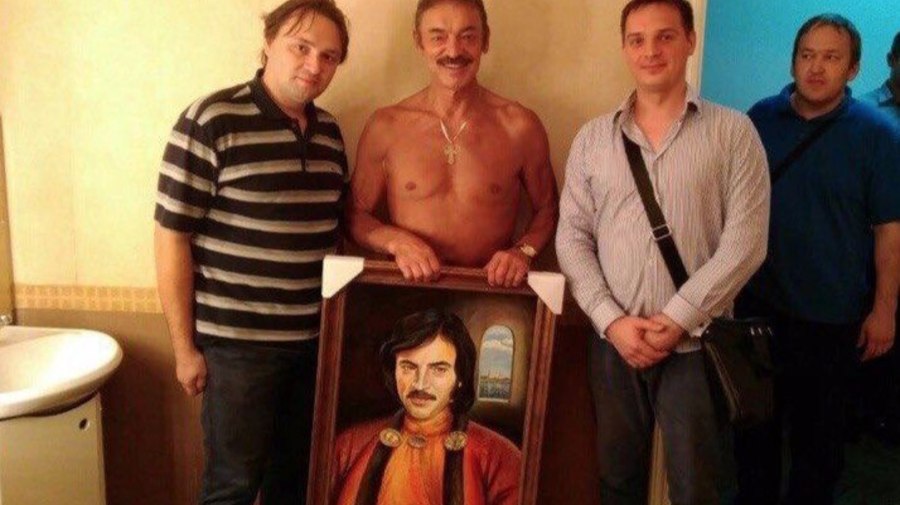 Боярский снял шляпу в благодарность за портрет