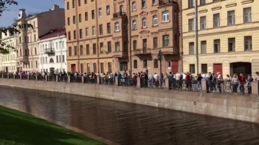 Километровая очередь выстроилась перед Новой Голландией