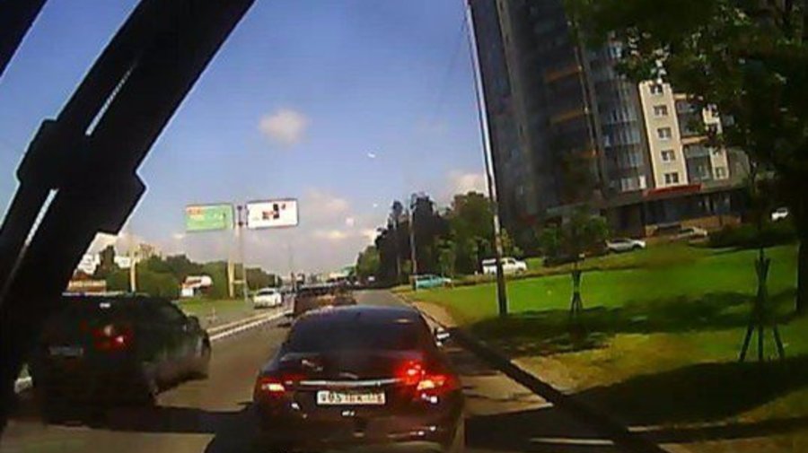 В Петербурге оштрафовали водителя Jaguar, подставившего маршрутку под удар