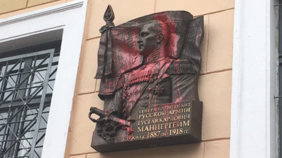 Доску Маннергейму в очередной раз облили красной краской
