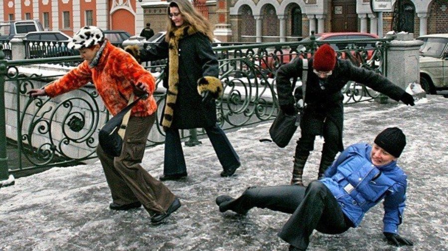 Зимой дороги в Петербурга впервые будут посыпать гранитной крошкой